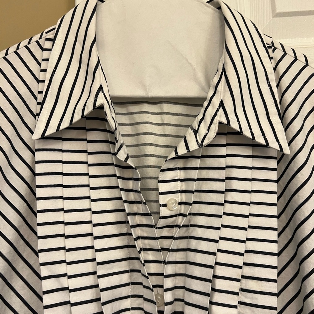 Jones New Y Signature Button down blouse. Excellent used condition. - Picture 4 of 5